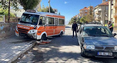 Otomobille çarpışan yolcu minibüsü kaldırıma çıktı: 3 yaralı