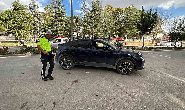Otomobille elektrikli bisikletin çarpıştığı kaza kamerada: 1 yaralı