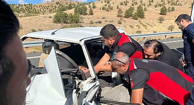 Otomobiller kafa kafaya çarpıştı: 1'i ağır, 4 yaralı