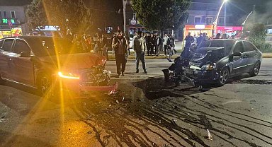 Otomobiller kafa kafaya çarpıştı: 2 yaralı