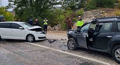 Otomobillerin çarpıştığı kazada 2 kişi yaralandı