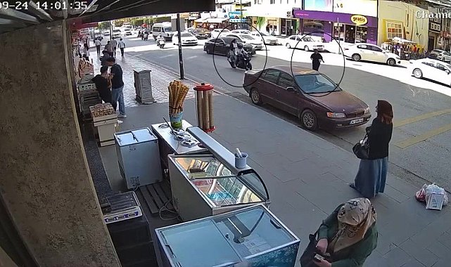Otomobillerin yol verdiği kadına motosiklet çarptı