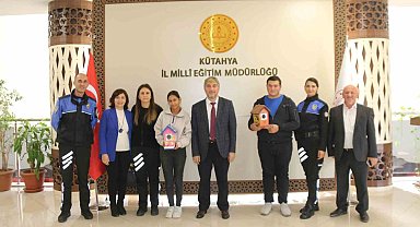 Özel öğrenciler, 'Fırçamız Sevgi, Renklerimiz Umut' sloganıyla 20 adet kuş evi yaptı