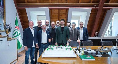 Özlüce'de antrenman sonrası Başkan Enes Çelik'e doğum günü sürprizi