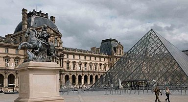Paris'teki ünlü Louvre Müzesi'nde soygun paniği: Müze ziyaretçilere kapatıldı