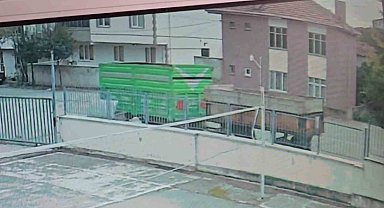 Park edilen römorklar hareketlenip duvara çarptı