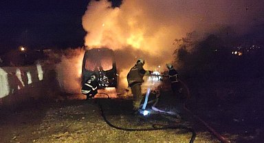 Park halindeki minibüs alevlere teslim oldu