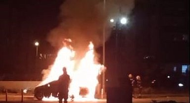 Park halindeki otomobil alevlere teslim oldu