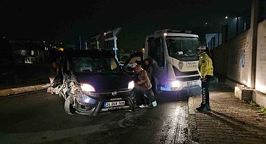 Park halindeki tıra çarpan sürücü, ağır hasar alan aracını bırakıp kaçtı