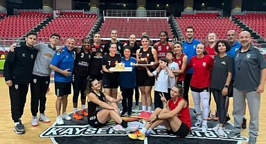 Parkede sürpriz doğum günü kutlaması