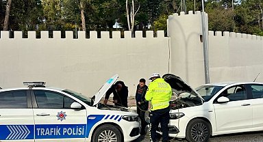 Polis ekipleri yolda kalan otomobile yardım eli uzattı