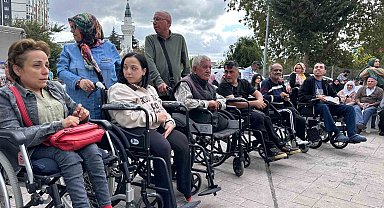 Polis memurundan ihtiyaç sahibi engellilere akülü sandalye desteği
