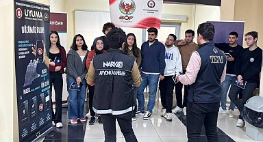 Polis öğrencileri terör ve narkotik suçlara karşı bilgilendirdi