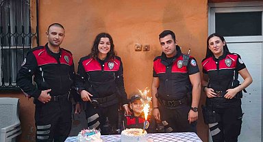 Polis sirenleri bu kez özel gereksinimli çocuğa sürpriz için çaldı