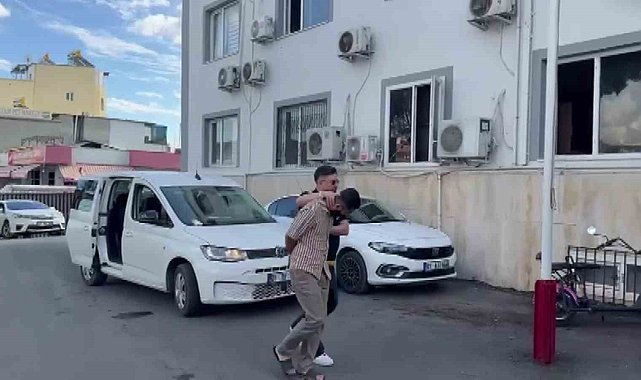 Polis süsü verip çakarla gezdi, havaya ateş açıp çocukların üzerini aradı