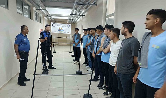 Polisin eğitim verdiği gençler astsubaylığı kazandı