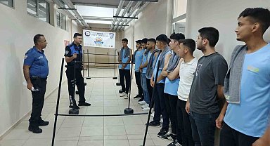 Polisin eğitim verdiği gençler astsubaylığı kazandı