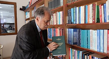 Prof. Dr. Erol Kürkçüoğlu'ndan Erzurum Öğretmenevi'ne kütüphane desteği