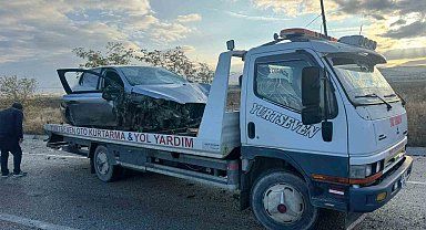 Refüje giren otomobilde 2 kişi yaralandı