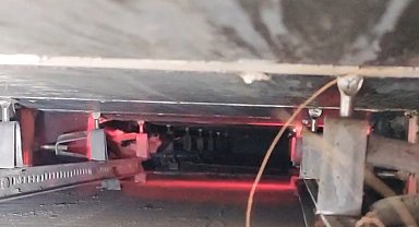 Reklam panosunda mahsur kalan kediyi itfaiye kurtardı