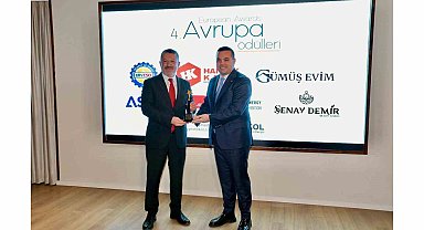 Rektör Kırışık, "Sosyalfest Yılın En Başarılı Projesi" ödülünü aldı