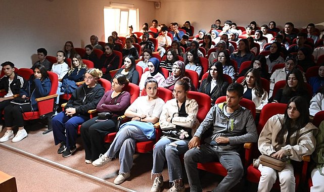 Rektör Savaş, Eşme MYO akademisyenleri ve öğrencileri ile buluştu