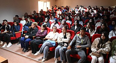 Rektör Savaş, Eşme MYO akademisyenleri ve öğrencileri ile buluştu