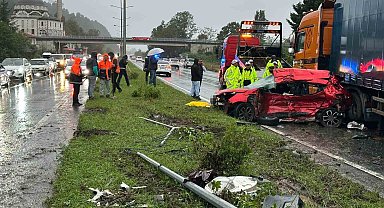 Rize'de feci kaza: Otomobil tırın dorsesine çarptı, 3 kişi hayatını kaybetti
