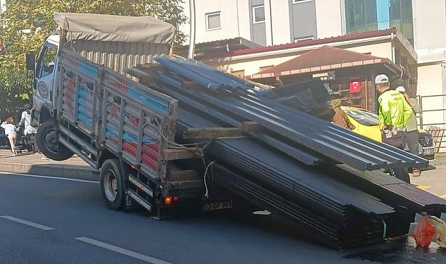 Rize'de seyir halindeki kamyon şaha kalktı