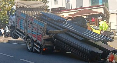 Rize'de seyir halindeki kamyon şaha kalktı