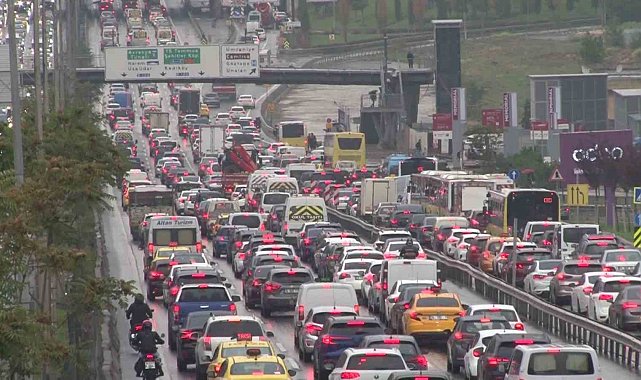 Sağanak yağış İstanbul trafiğini kilitledi