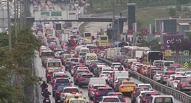 Sağanak yağış İstanbul trafiğini kilitledi