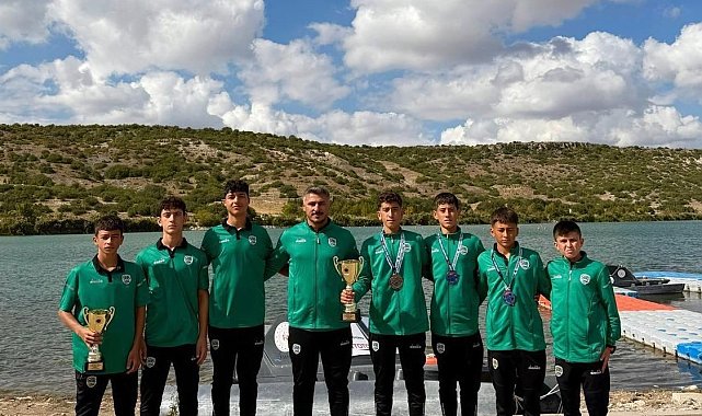 Sakarya Büyükşehir sporcuları Eskişehir'de ikincilik kupasını kaldırdı