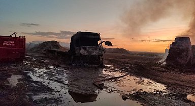 Saman balyası yüklü tır yandı, 25 ton balya kül oldu