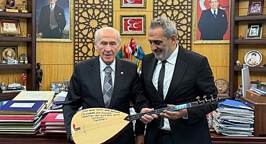 Sanatçı Yavuz Bingöl, MHP Lideri Bahçeli'ye bağlama hediye etti