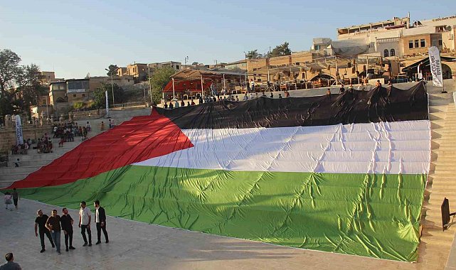 Şanlıurfa'da İsrail'in saldırıları dev Filistin bayrağıyla protesto edildi