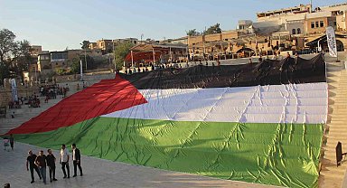 Şanlıurfa'da İsrail'in saldırıları dev Filistin bayrağıyla protesto edildi