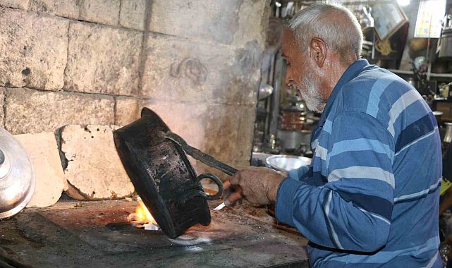Şanlıurfa'da kalay ustası 75 yıldır mesleğini aşkla sürdürüyor