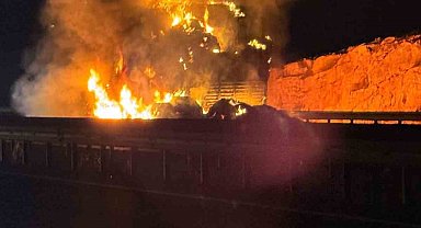 Şanlıurfa'da saman yüklü tır alev alev yandı