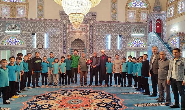 Sarıgöl'de öğrencilerden din görevlilerine çiçekli teşekkür