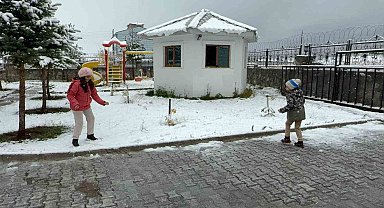 Sarıkamış'a mevsimin ilk karı yağdı