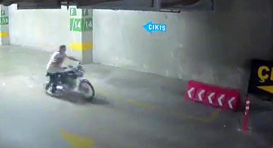 Şehir hastanesinin otoparkından iki motosiklet çaldı: O anlar kameraya yansıdı