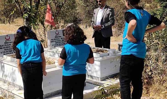 Şehit öğretmenler kabirleri başında anıldı