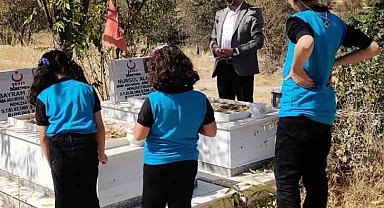 Şehit öğretmenler kabirleri başında anıldı