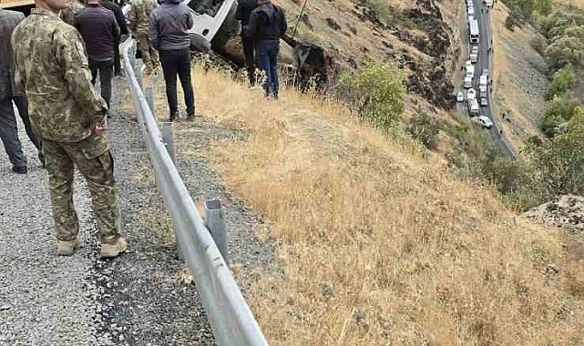 Şemdinli'de uçuruma düşen kamyonu askeri vinç kurtardı