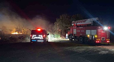 Serik'te yol kenarındaki otluk alanda çıkan yangın korkuttu
