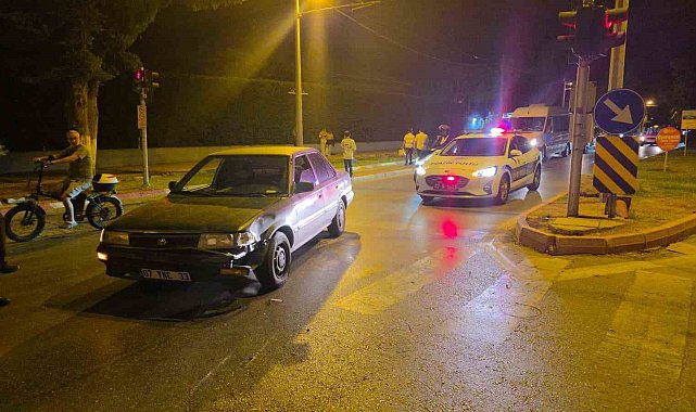 Şerit değiştiren otomobil motosiklete çarptı