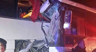 Servis otobüsü yolcu otobüsüne çarptı: 13 yaralı