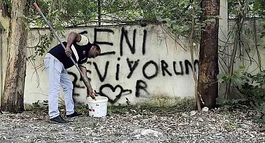 Sevdasını duvara yazan vatandaşa, belediye personelinin "Seviyorsan git konuş" mesajı tebessüm ettirdi