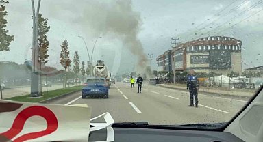 Seyir halinde alev alan otomobile polisler müdahale etti